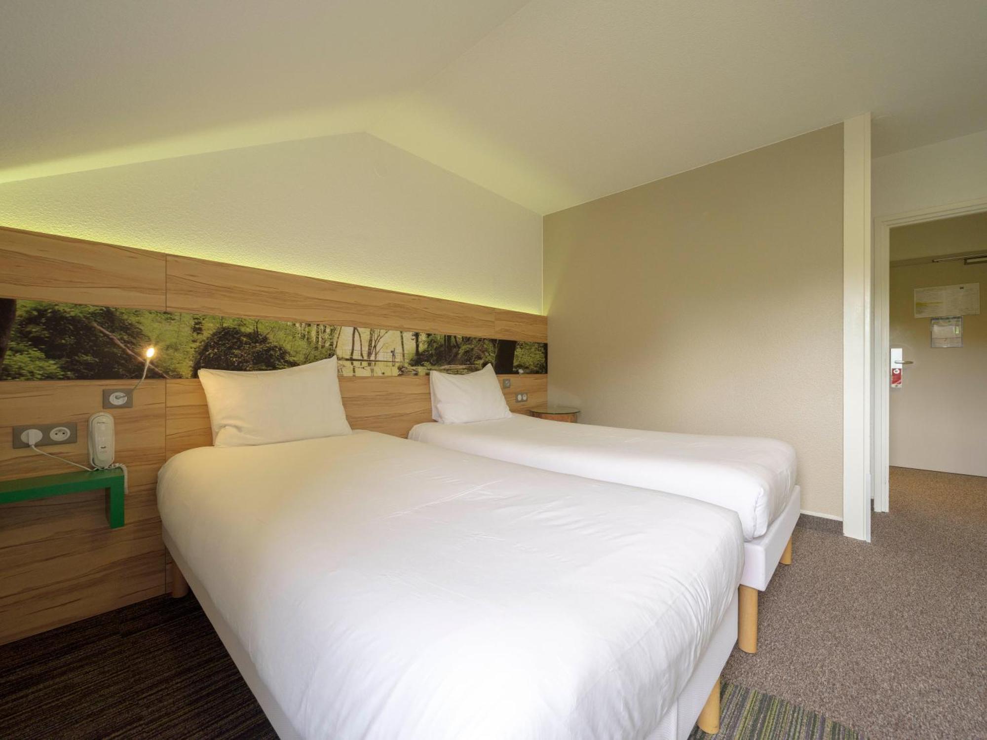 ホテル Ibis Styles サールブール エクステリア 写真