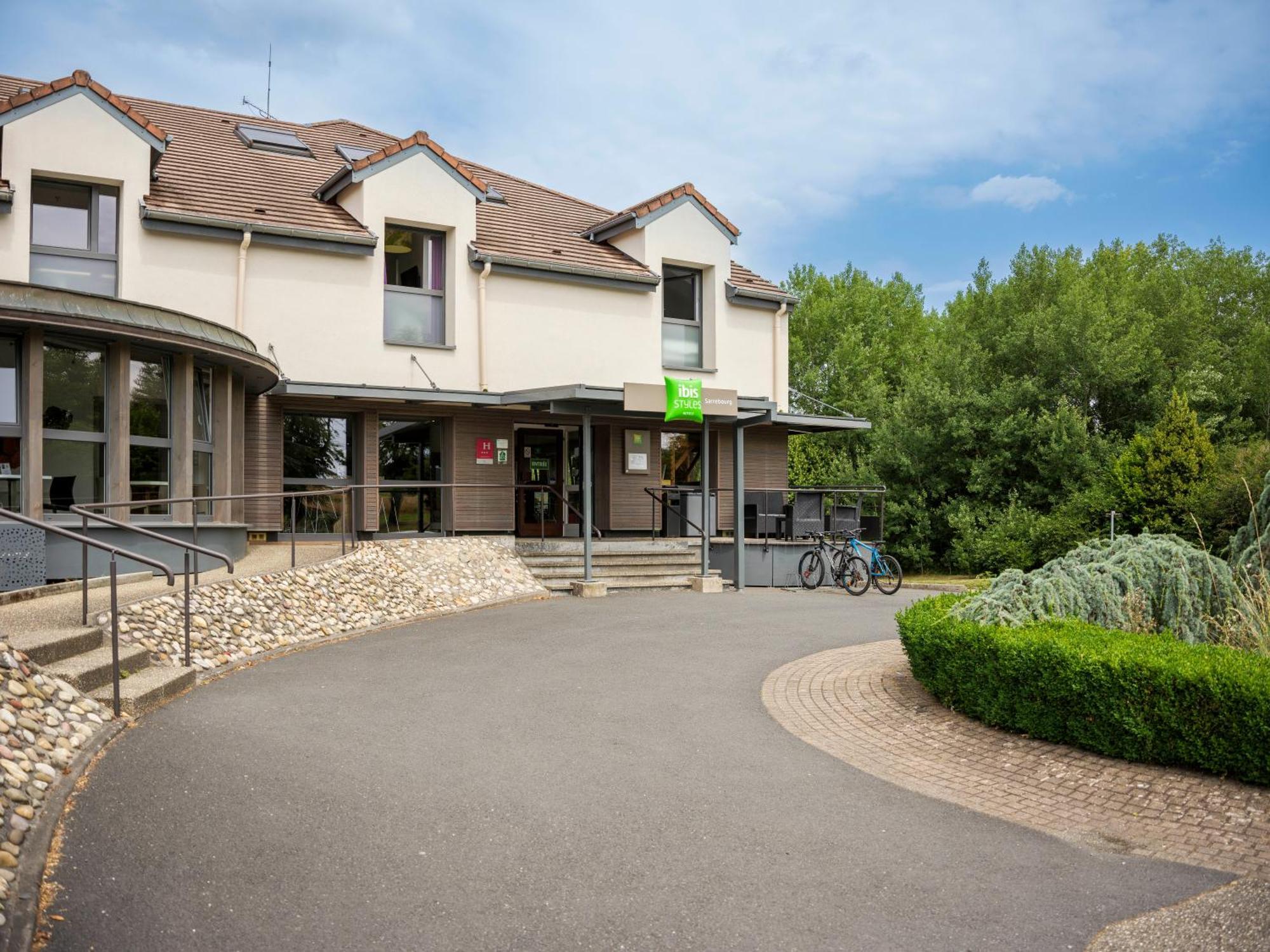 ホテル Ibis Styles サールブール エクステリア 写真