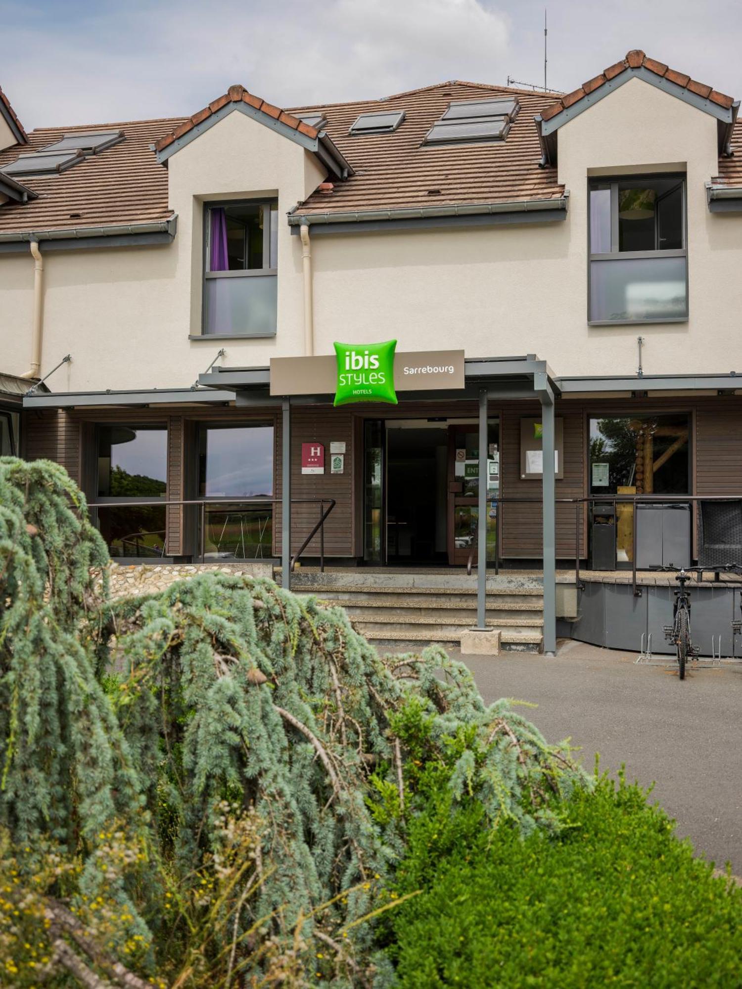 ホテル Ibis Styles サールブール エクステリア 写真