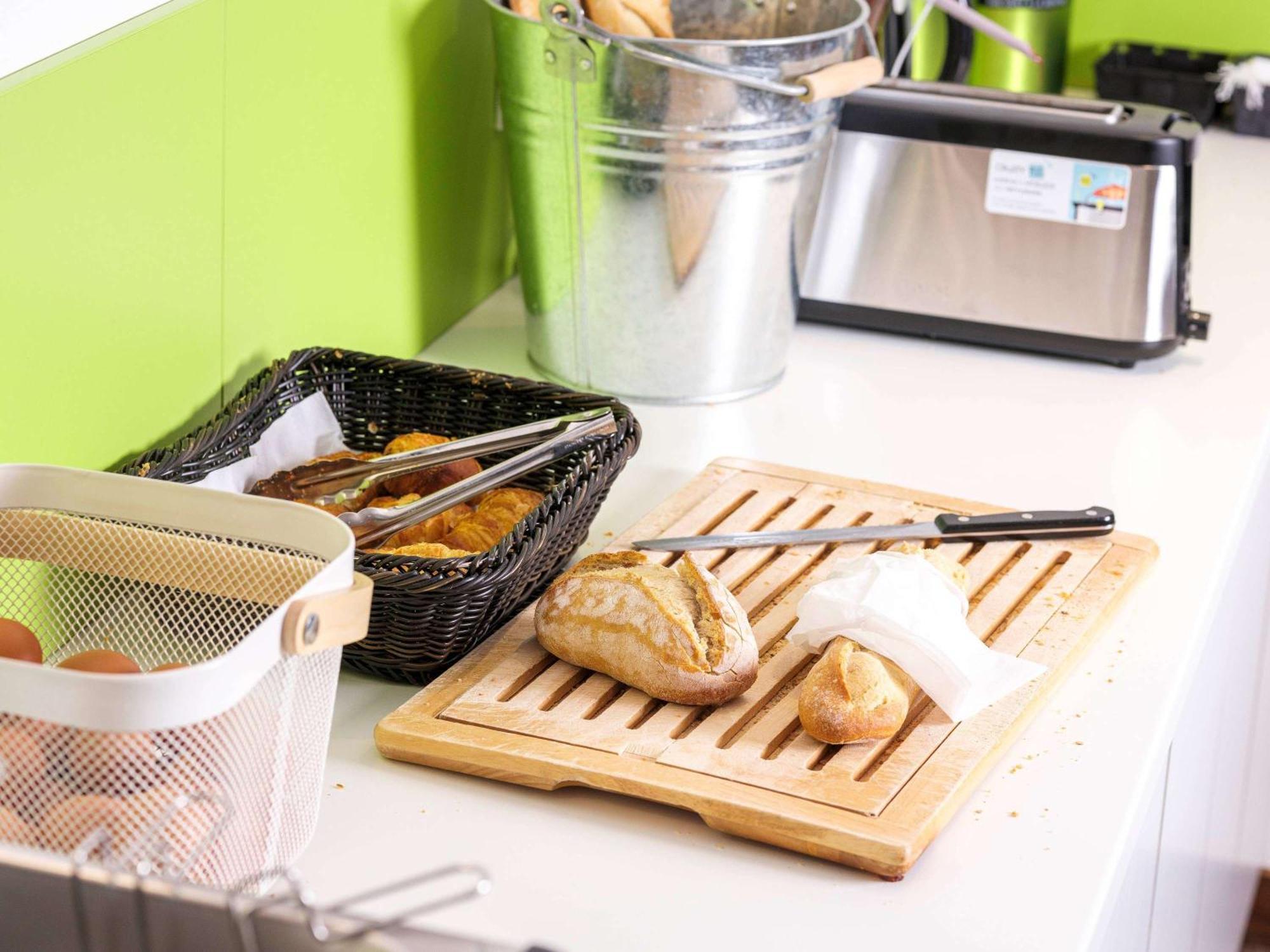 ホテル Ibis Styles サールブール エクステリア 写真